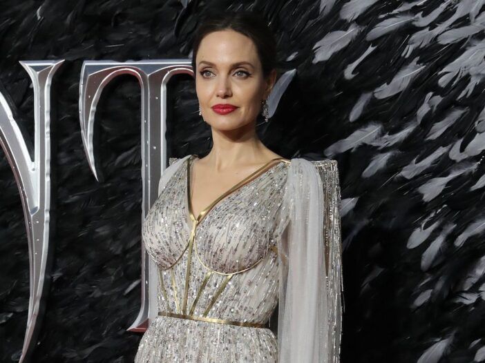 'Boy Crazy' Angelina Jolie 'Midlife Crisis' koja je vodi do 'kontroverznih' romansa?