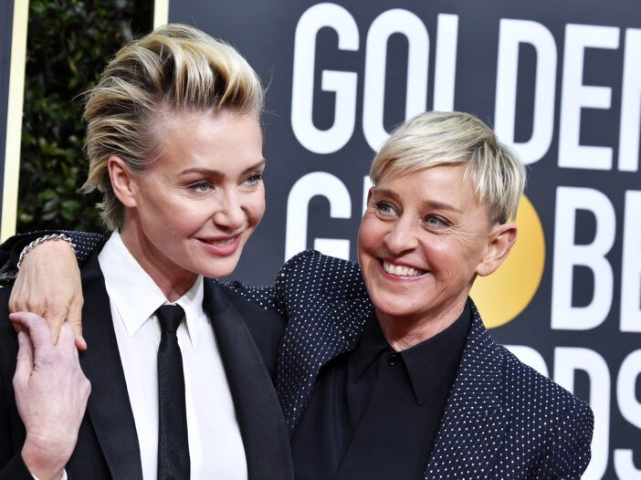 Portia de Rossi de traje con Ellen DeGeneres de traje
