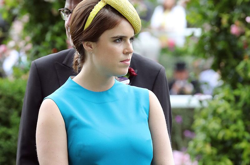 Prinsesse Eugenie i gul hatt og blå kjole