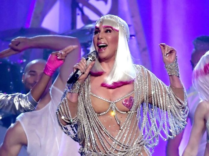 Cher actuando en los Billboard Music Awards 2017 con un vestido de cuentas y empanadas