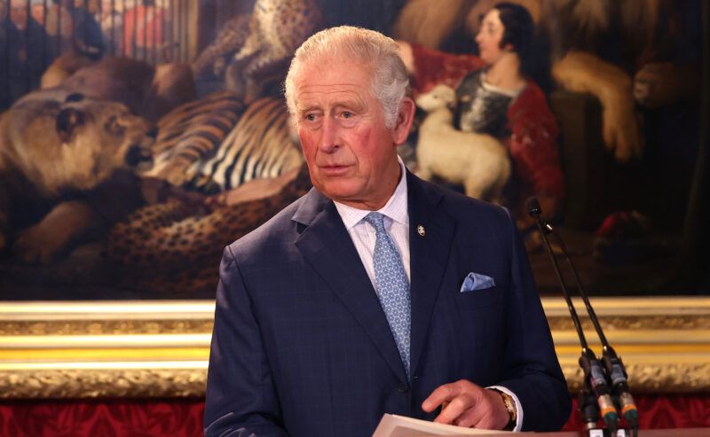 Princas Charlesas priverstas pasitraukti dėl skandalo, atsisako sosto?