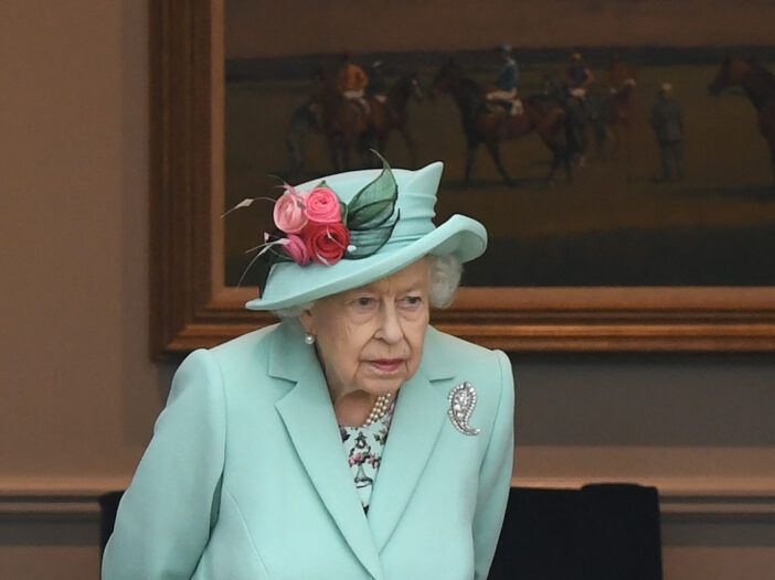 Informe: la reina Isabel ‘se prepara para abdicar’