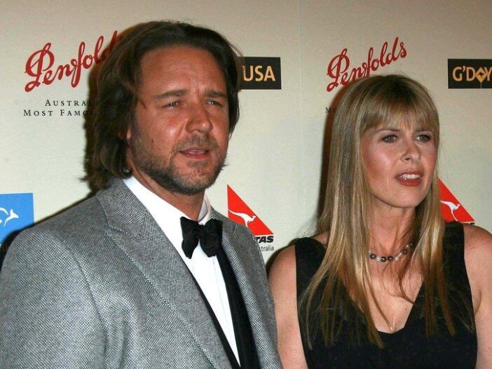 Russell Crowe a la izquierda asistiendo a un evento de alfombra roja con Terri Irwin, a la derecha
