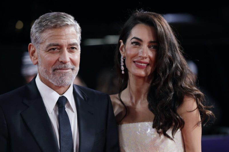 George Clooney i svart dress med Amal Clooney i hvit kjole