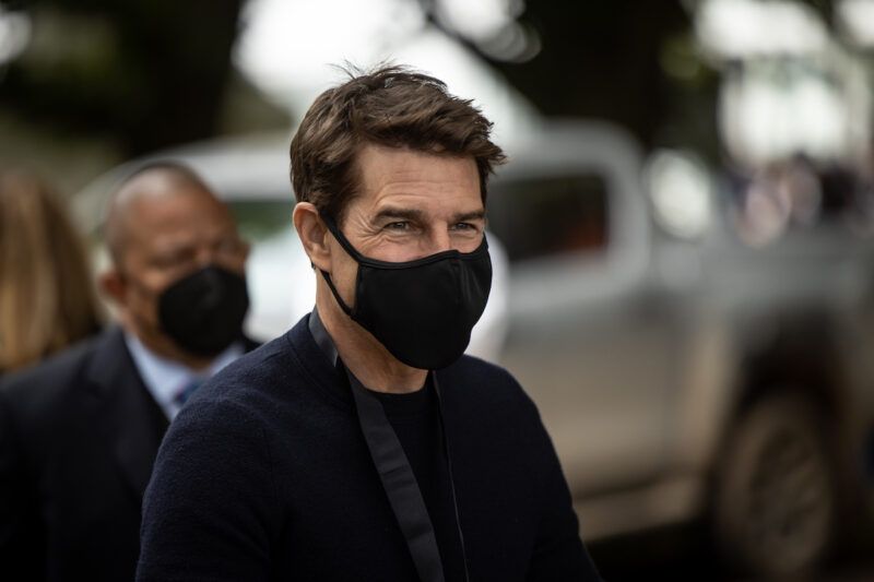 Tom Cruise i svart maske og genser utendørs