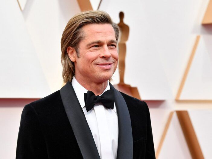 Brad Pitt sonriendo con esmoquin en los Oscar