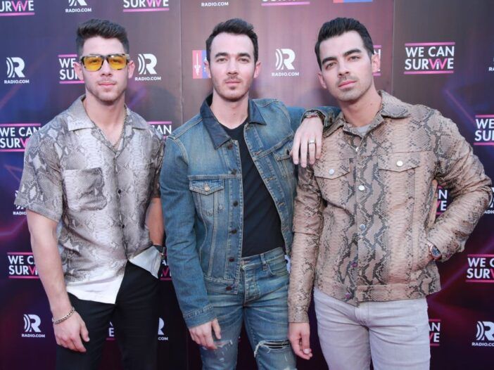 Niks Džonass, Kevins Džonass un Džo Jonass no Jonas Brothers apmeklē tikšanos un sveicina 7. Annu.