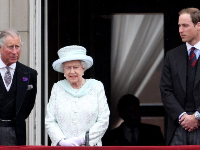 Los informes dicen que el príncipe Carlos y el príncipe William intentan arrebatarle el trono a la reina Isabel antes de su muerte