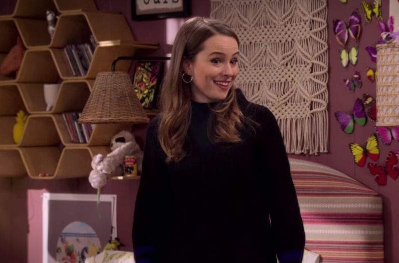Bridgit Mendler sonriendo y vistiendo un suéter negro en Netflix