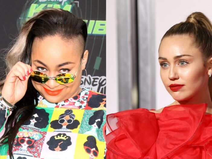 Imágenes de lado a lado de Raven-Symoné con un suéter gráfico mirando por encima de sus gafas de sol; a la derecha, Miley Cyrus luce un vestido de tul rojo.