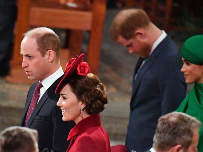 Princas Williamas su žmona sėdi priešais princą Harry ir Meghan Markle