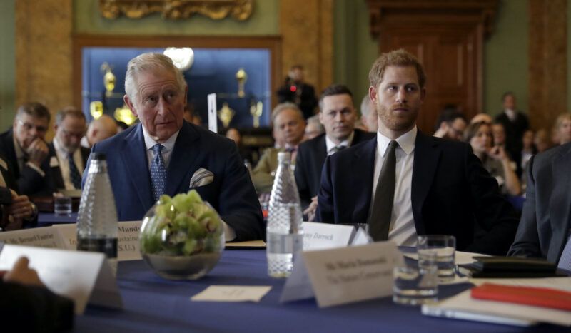 Princis Čārlzs un princis Harijs sēž kopā pie galda