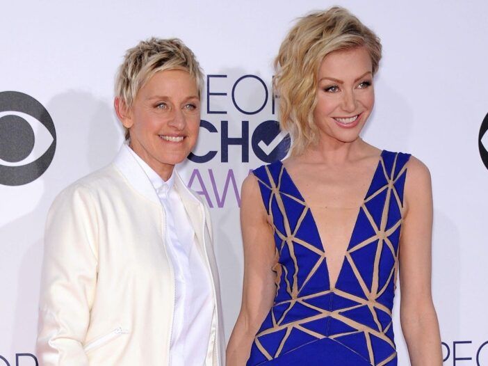 Ellen DeGeneres kreminės spalvos švarkelyje su žmona Ellen DeGeneres mėlyna apranga