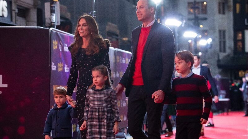 Kate Middleton, prinssi William ja heidän lapsensa prinssit George ja Louis ja prinsessa Charlotte kävelevät punaisella matolla
