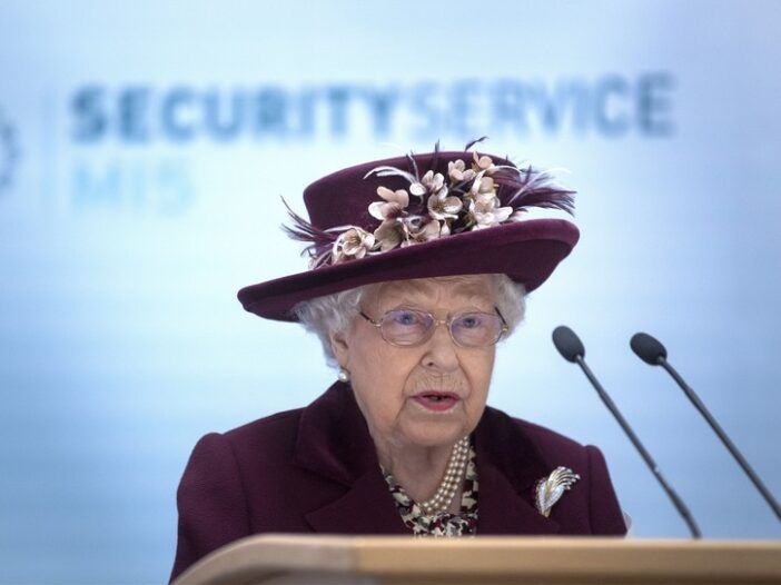 Kuningatar Elizabeth eroaa pysyvästi kuningattaresta koronaviruspandemian keskellä?