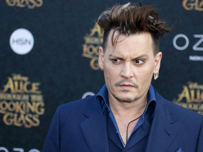 Johnny Depp con traje azul