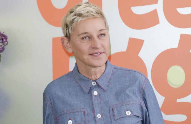 Ellen DeGeneres šypsosi mėlynais marškiniais