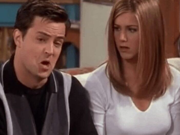 Captura de pantalla de Friends, Matthew Perry a la izquierda haciendo una mueca, Jennifer Aniston a la derecha luciendo molesta.