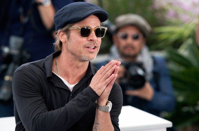 Brad Pitt con camisa negra y sombrero