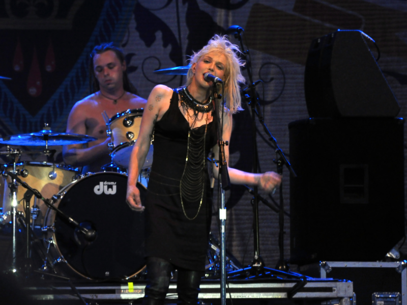 Courtney Love se presenta en el escenario con un atuendo grunge