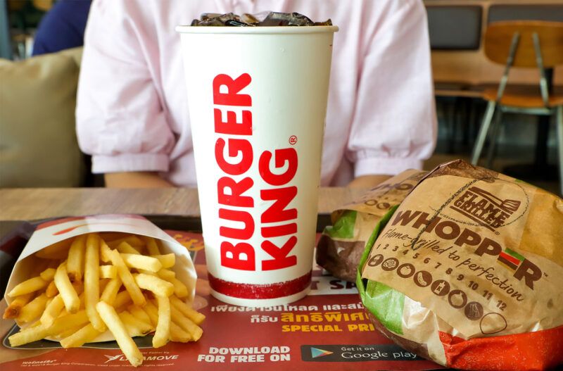 Una Whopper, patatas fritas y refresco en una bandeja en Burger King