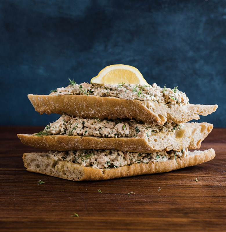 Il toast al tonno alle erbe di Tiffani Thiessen è facile e delizioso