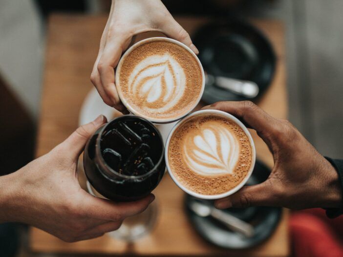Imagen de dos cafés espumosos combinados con un café helado.
