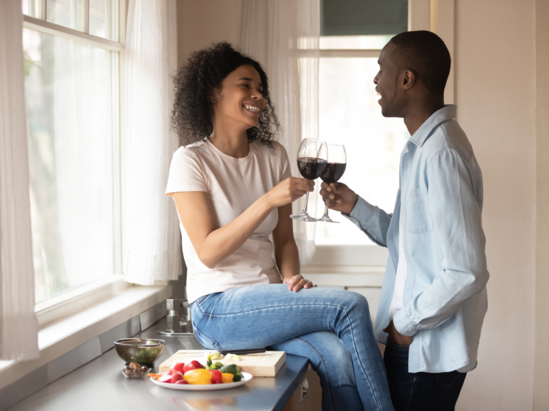 Juegos de beber para parejas: una cita nocturna aventurera en casa