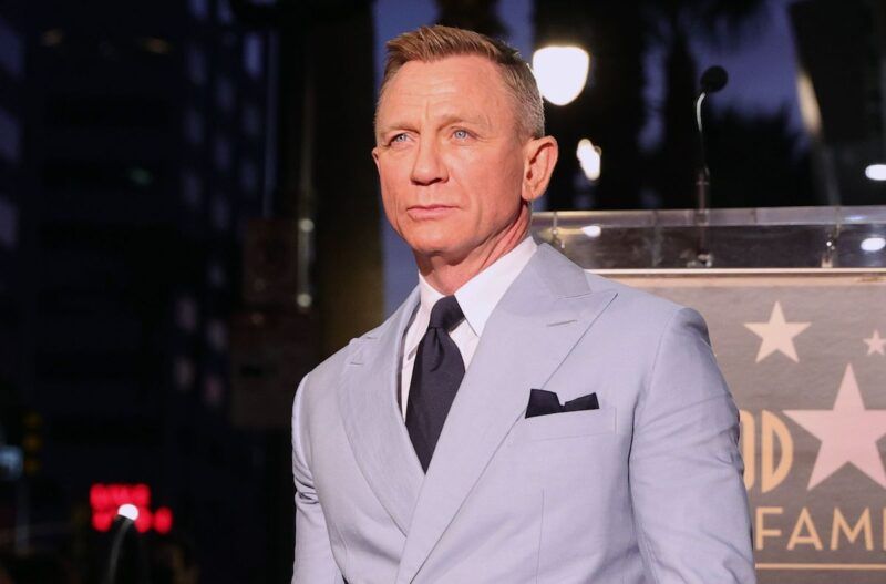 Daniel Craig i en grå dress