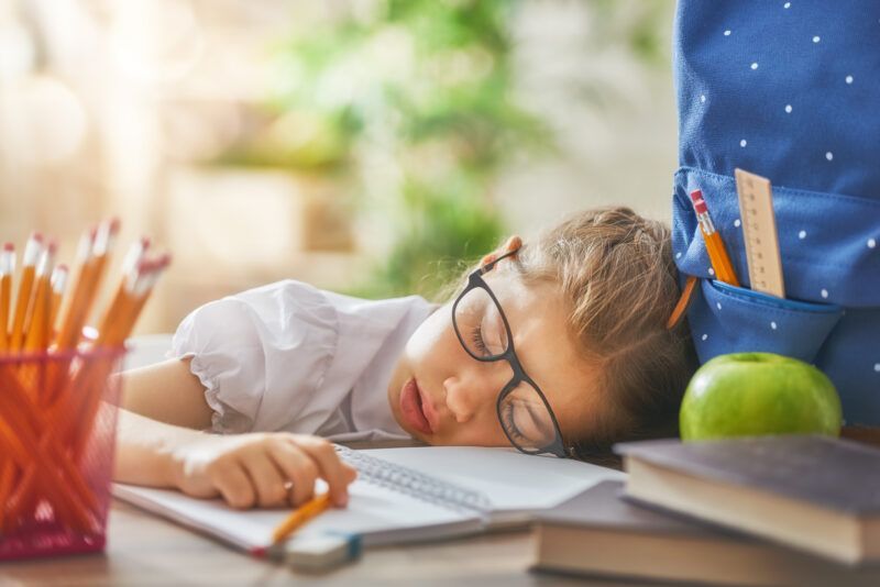 Den geniale grunnen til at lærere lar barn sove i klassen