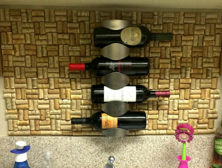 Salpicadero de cocina hecho con corchos de vino.