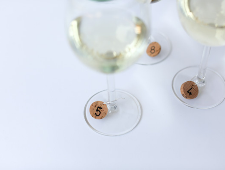 Corchos de vino cortados y numerados para usar amuletos/marcadores de copas de vino.