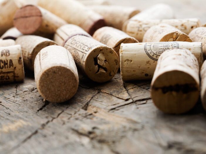 Cerca de corchos de vino en una mesa de madera.
