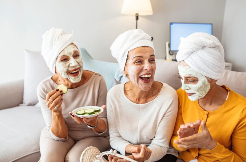 Tre modne kvinner nyter en spa-dag