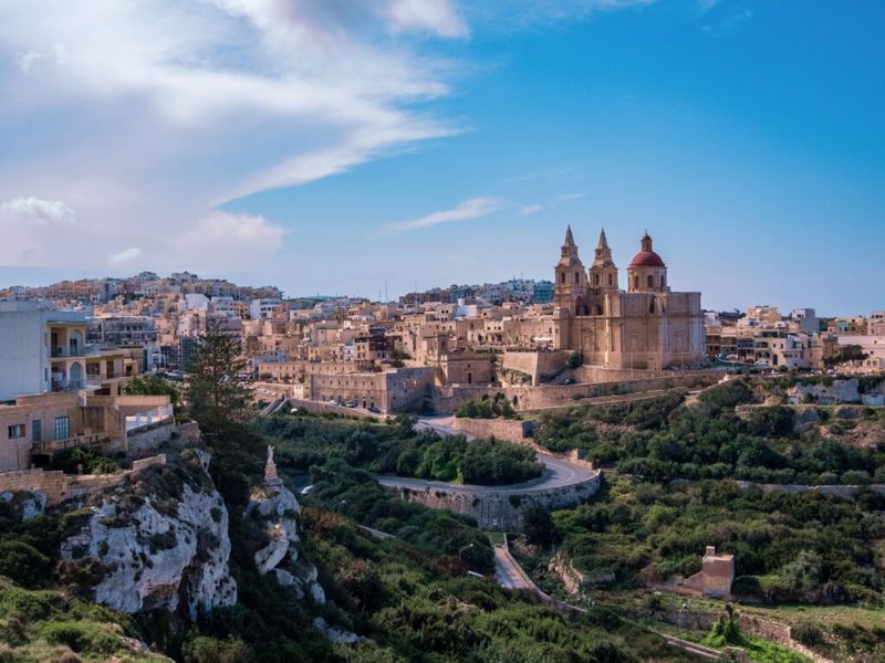 Maaliline foto Maltast maastiku ja arhitektuuriga.