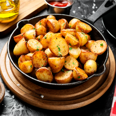 patatas fritas en una sartén, estilo rústico, vista horizontal desde arriba