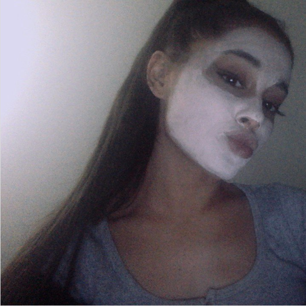 Ariana Grande, darydama veido kaukę, pozuoja asmenukei