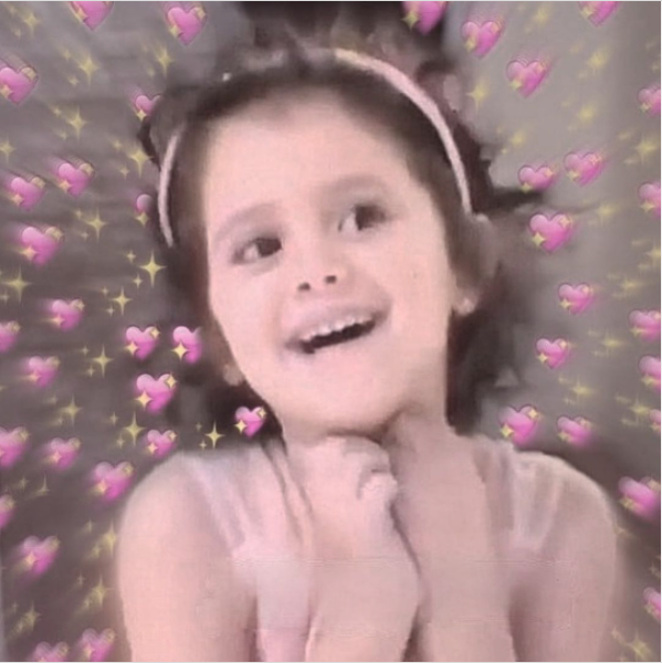 Ariana Grande kaip maža mergaitė su širdelėmis