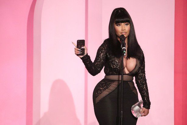 Nicki Minaj juoda suknele laiko savo telefoną ir Gamechanger apdovanojimą Billboard Women in Music 201