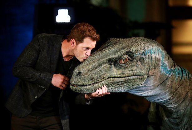 Chris Pratt v črni obleki poljubi modrega dinozavra