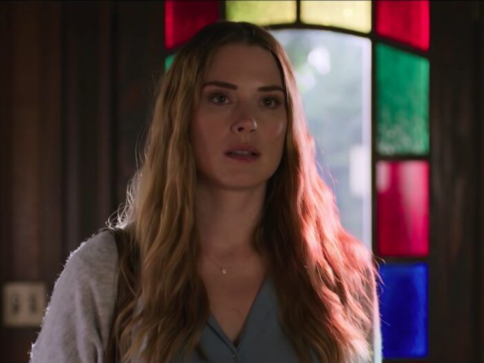 Alexandra Breckenridge ekrano kopija kaip Melas Monroe „Netflix“.
