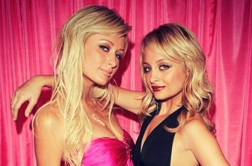 Paris Hilton y Nicole Richie posan juntas para una foto en una fiesta