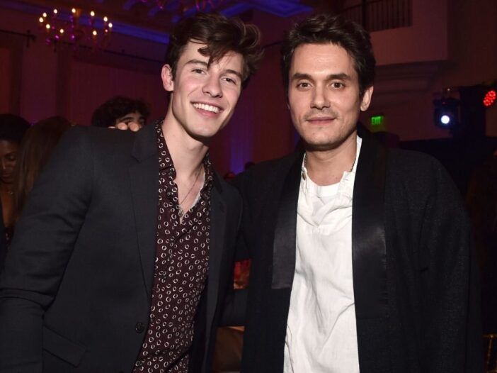 Shawn Mendes y John Mayer, ambos con chaqueta negra, en el Billboard