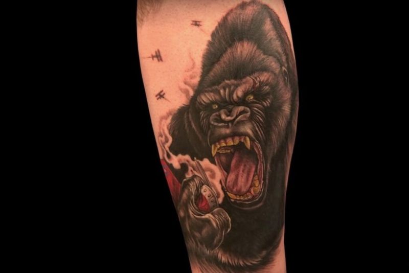 Stīva Tafta tetovējums ar rūcošu King Kongu, kurš tur lidmašīnu