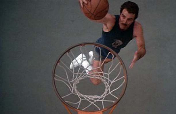 Captura de pantalla de Magnum P.I. de Tom Selleck jugando baloncesto