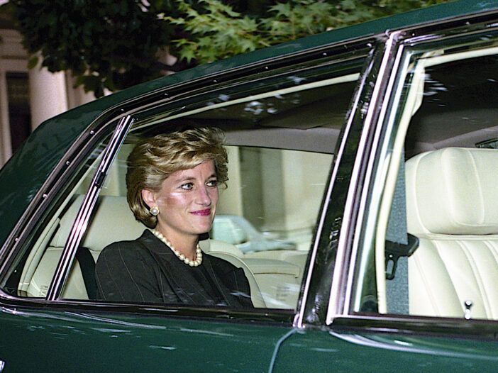 Prinsesse Diana syklet bak i en grønn bil i 1996.