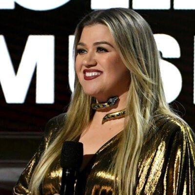 Kuldses kleidis naeratav Kelly Clarkson