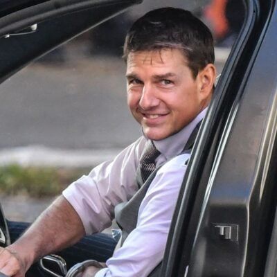 Vestis Tom Cruise naeratab autos