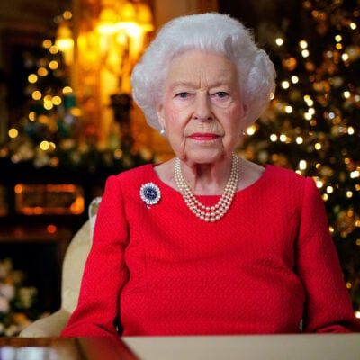 Kuninganna Elizabeth istub punases riietuses