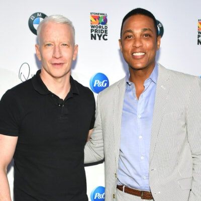 Anderson Cooper mustas polos ja punakaspruunis ülikonnas Don Lemon